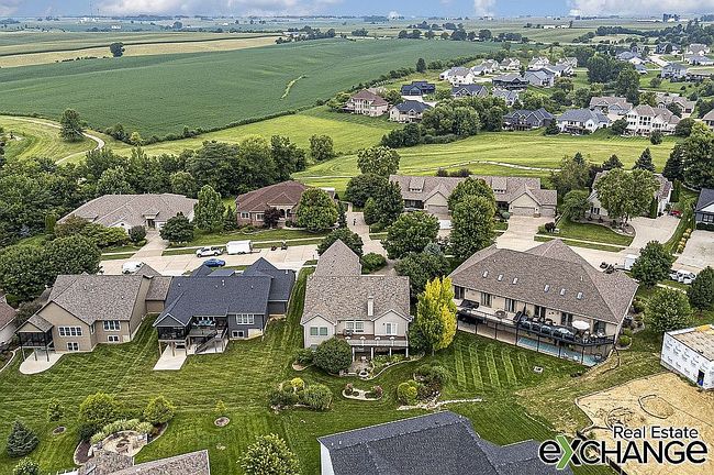 Photo of 8 Sandstone Ct, Le Claire, IA