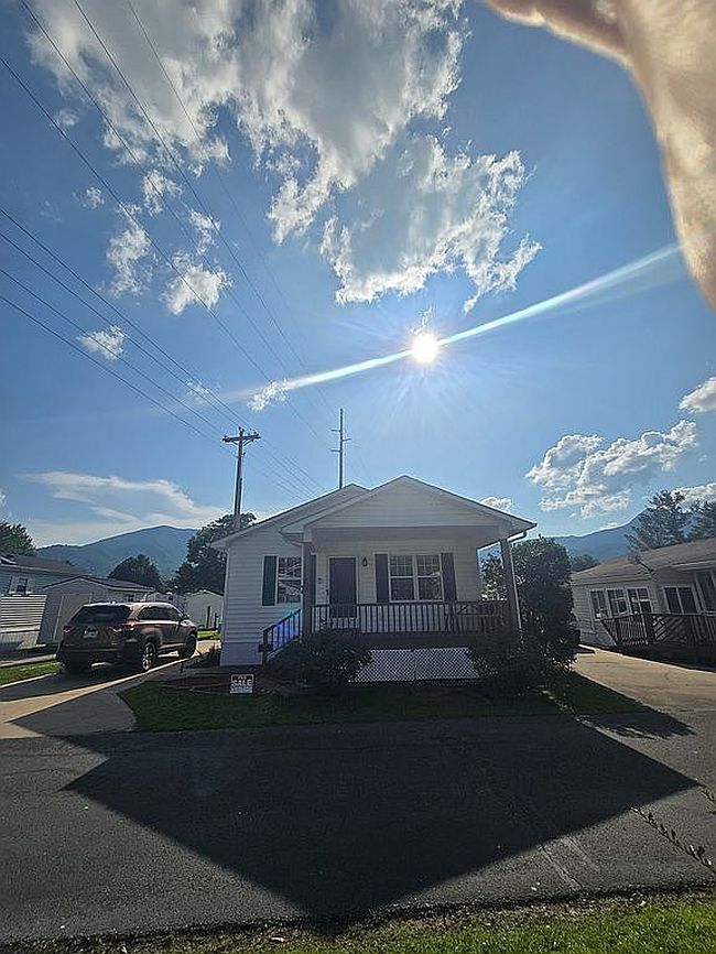 Photo of 68 Strollers Ln, Waynesville, NC