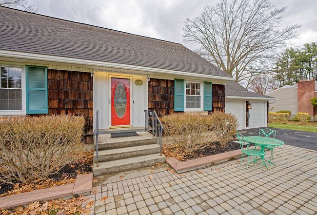 Photo of 32 Brookwood Dr, Latham, NY