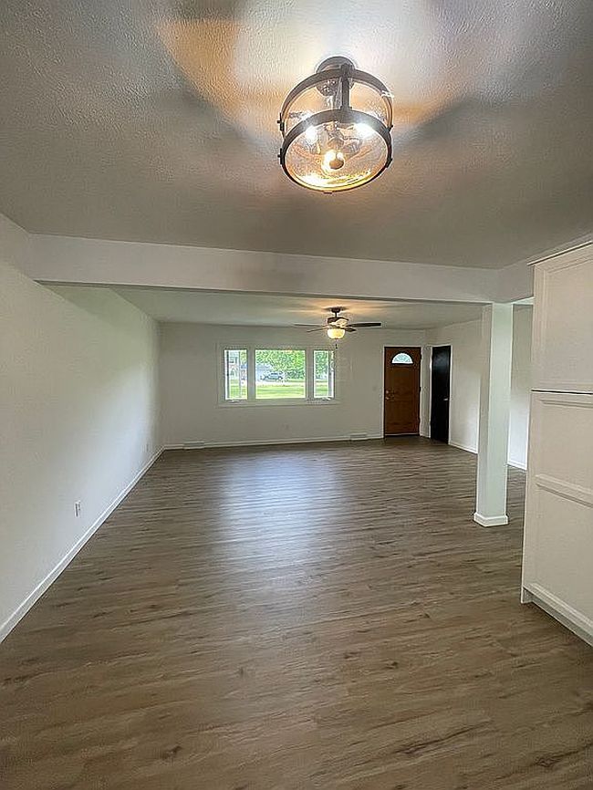 Photo of 927 Gaynelle Ave, Streetsboro, OH
