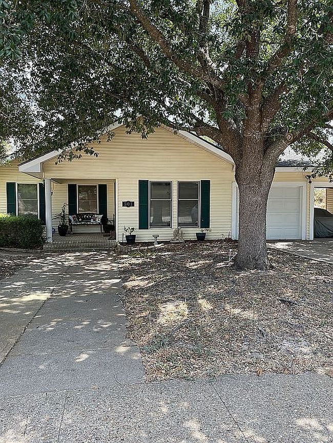 Photo of 501 W Buffalo St, Caldwell, TX