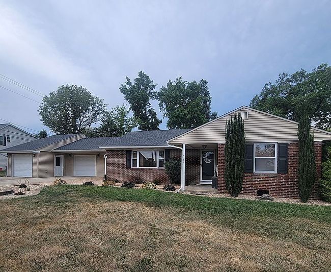 Photo of 525 W Hill St, Nashville, IL
