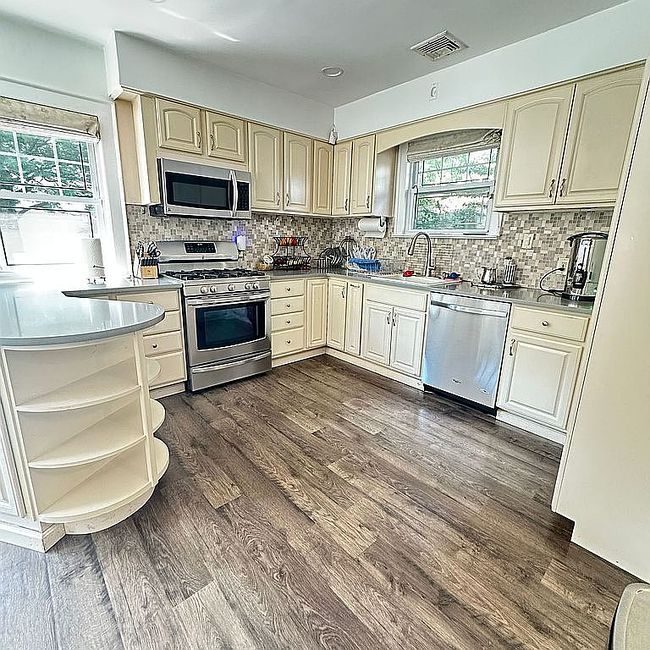 Photo of 409 Buckingham Rd, Cedarhurst, NY
