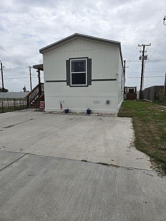 Additional photo 1 of property located at 312 Palmares Dr