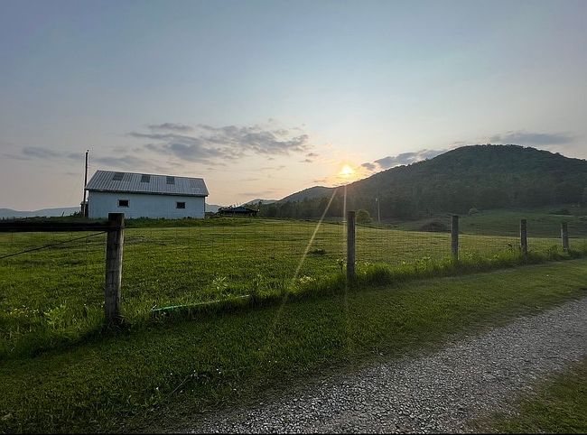 Photo of 5690 Burkes Garden Rd, Tazewell, VA