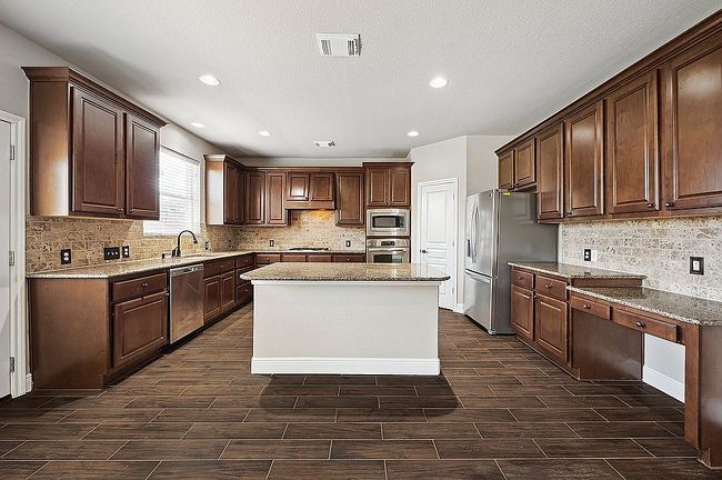 Photo of 124 Lamar Canyon Ln, Friendswood, TX