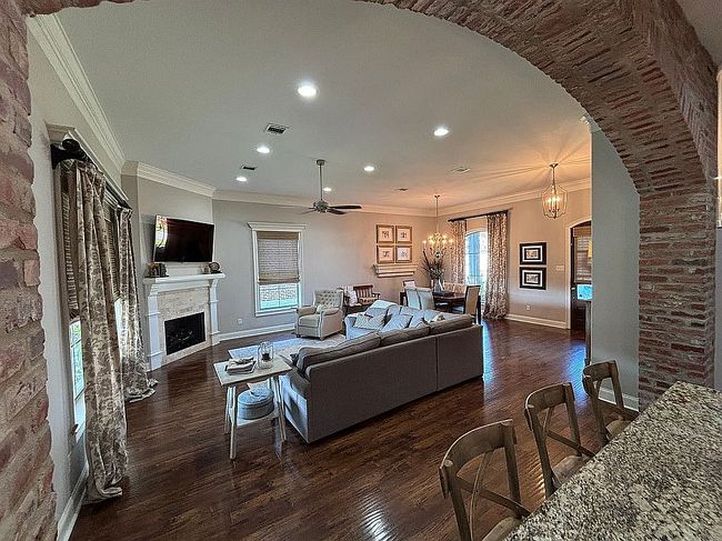 Photo of 121 Cane Creek Dr, Broussard, LA