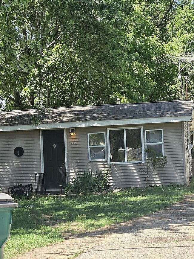 Photo of 172 Wellworth Ave, Springfield, MI
