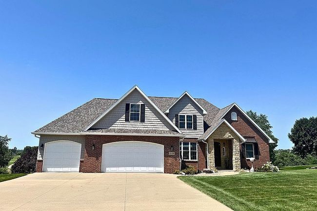 Photo of 2109 Wedgewood Dr, Dubuque, IA