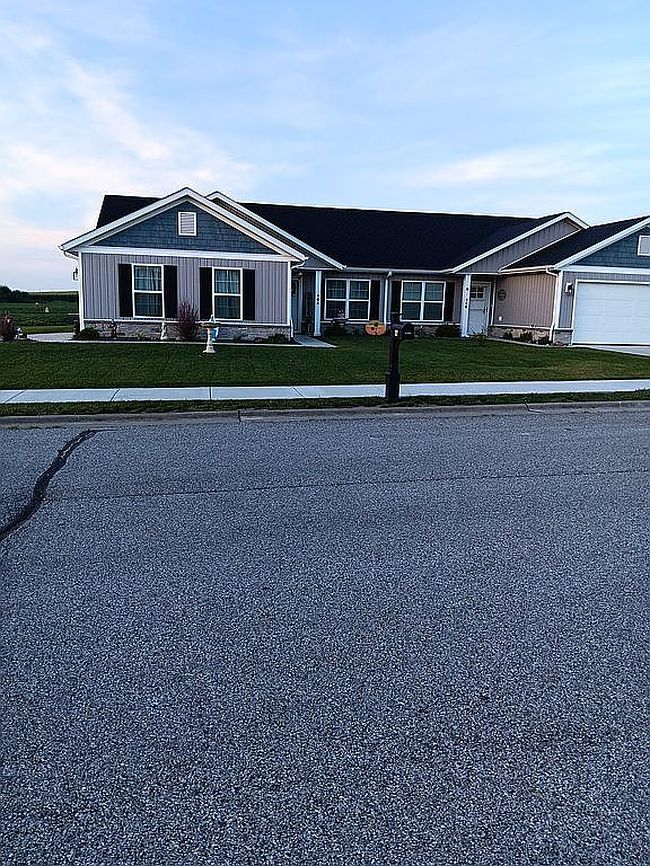 Photo of 40A Field Crossing Dr, Highland, IL