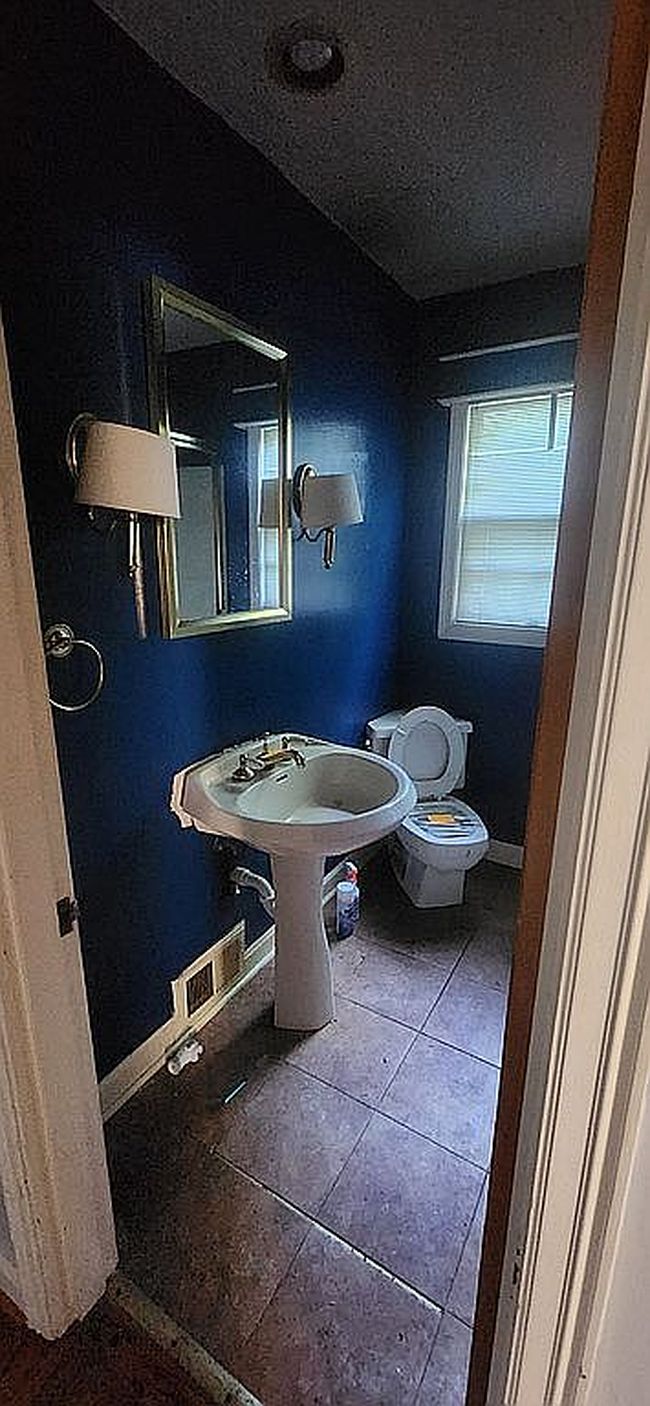 Image of 2100 Middle Ln