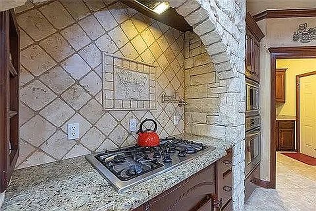Photo of 2100 Pembroke Ln, Edmond, OK
