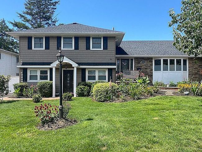Photo of 75 Unqua Rd, Massapequa, NY