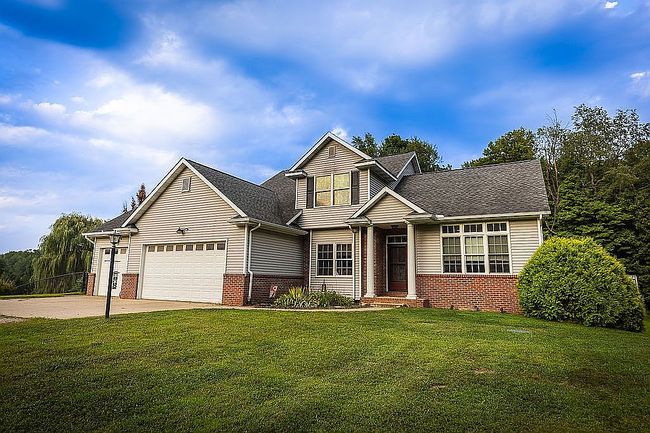 Photo of 2335 Guernsey Dr, Charlotte, MI