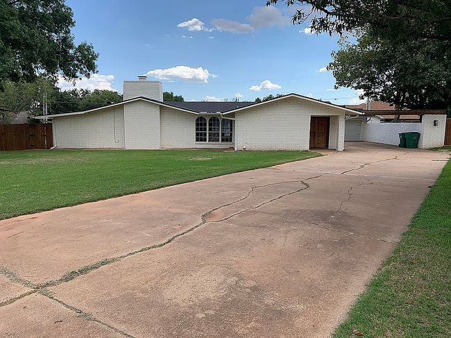 109 Fairway Dr, Olney, TX