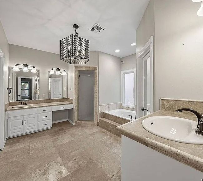 Photo of 2122 W Bluff Dr, Kerrville, TX