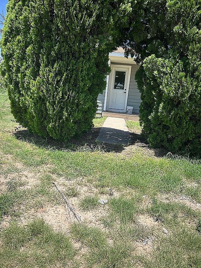 Photo of 811 8th St, Plains, TX