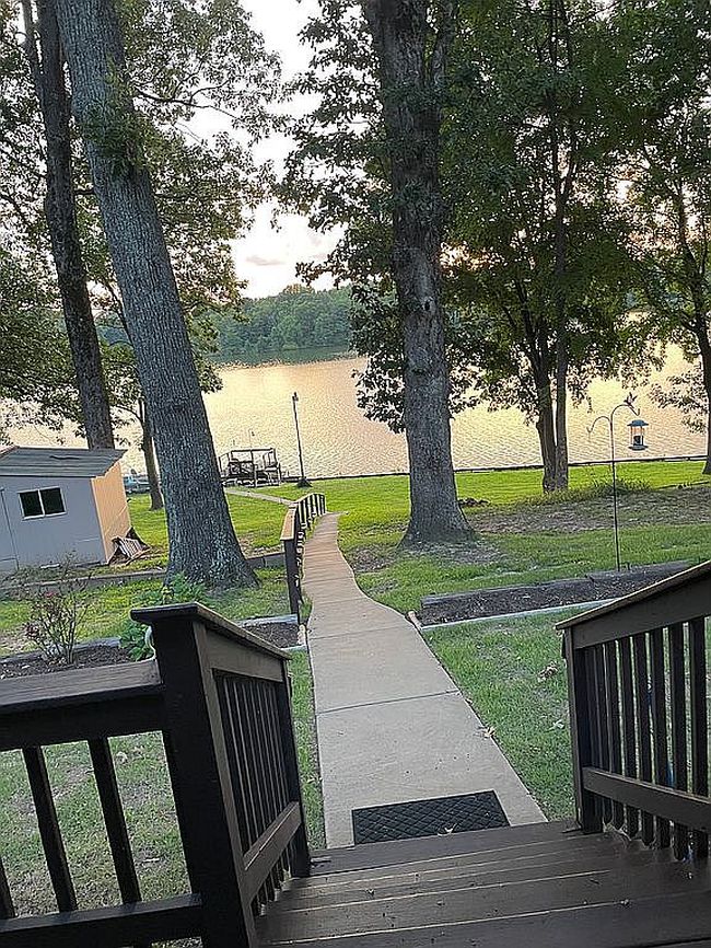 Photo of 8625 Lake Shore Dr W, Southaven, MS
