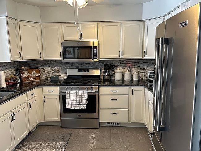 Additional photo 3 of property located at 561 Greenside Dr