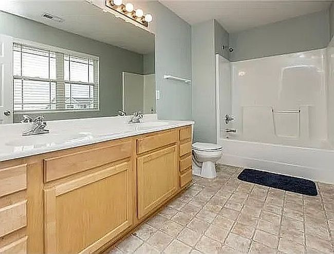 Photo of 10100 Catalina Dr, Johnston, IA