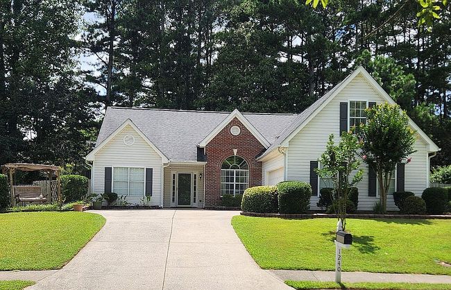 Photo of 1240 Heatherton Rd, Dacula, GA