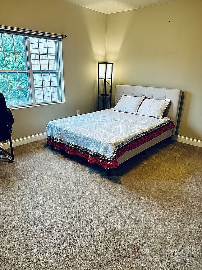 Image of 2432 Suncrest Vlg