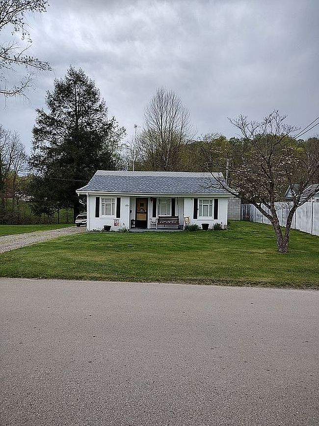 Photo of 321 N Market St, Carmichaels, PA