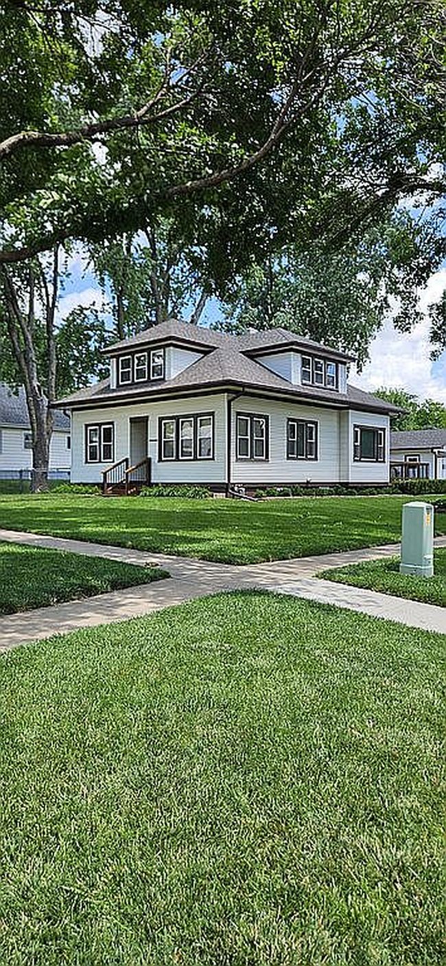 Photo of 303 N Jefferson St, Papillion, NE