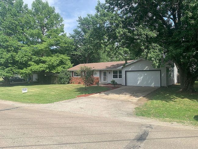 Photo of 806 N Springfield Rd, Athens, IL
