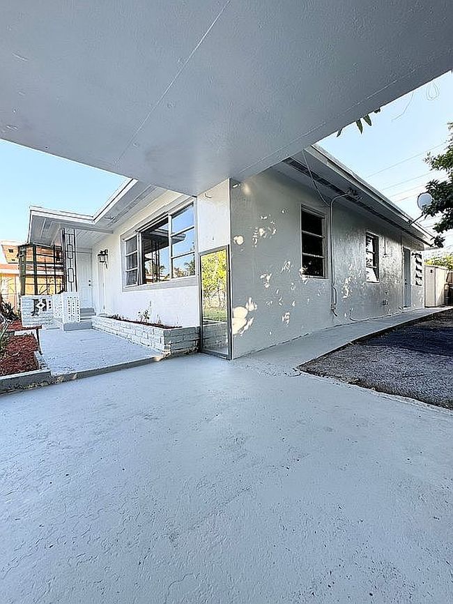 Image of 904 Ne 164th St