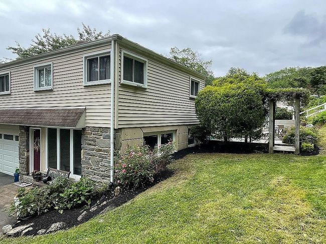 Photo of 492 Howellville Rd, Berwyn, PA
