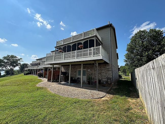 Photo of 1 Bay Pointe Dr, Belpre, OH
