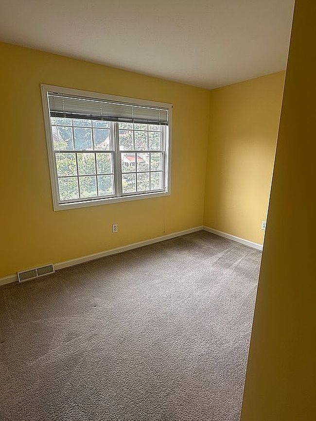 Photo of 18 Lupine Dr, Malta, NY
