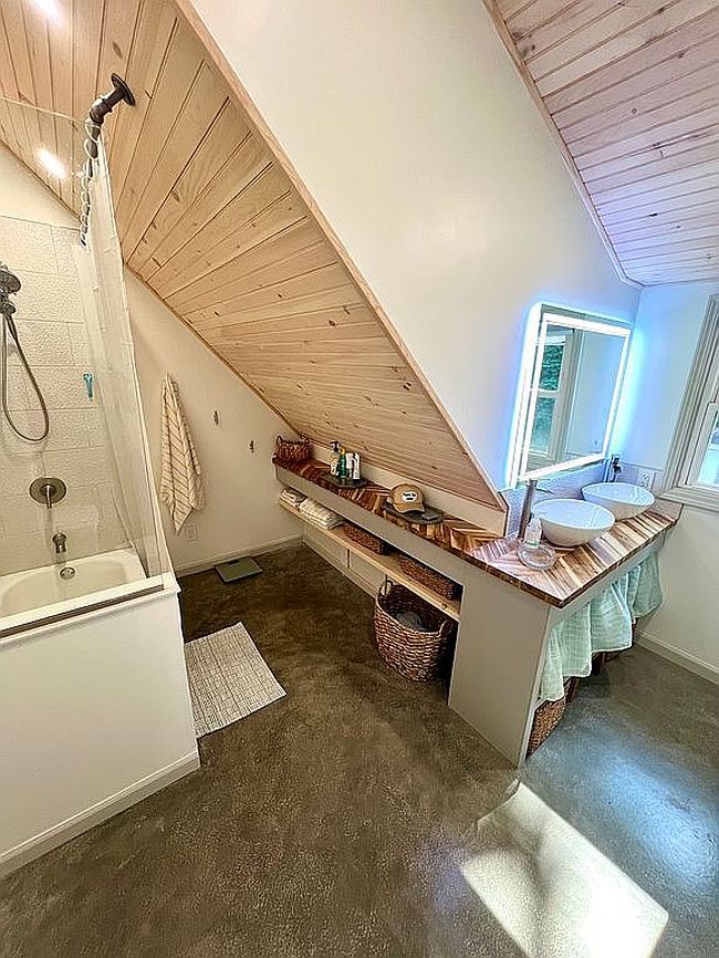 Photo of 2868 West Ave, Greenhurst, NY
