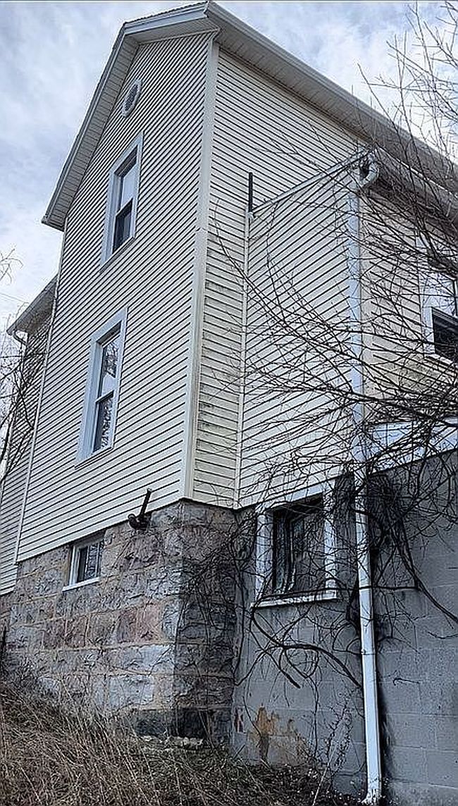 Additional photo of property located at 122 E Reynolds St