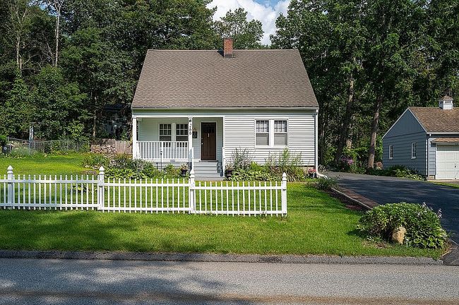 Photo of 266 Newfield Rd, Torrington, CT