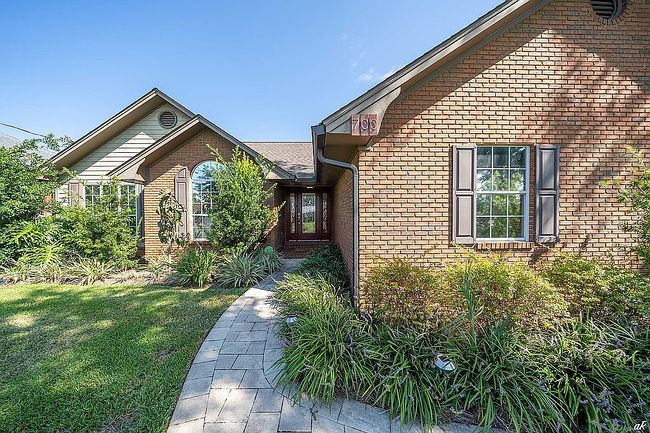 Photo of 700 8th St E, Lynn Haven, FL