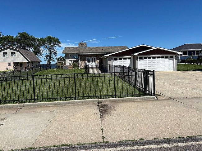 Photo of 474 S Lake Dr, Watertown, SD