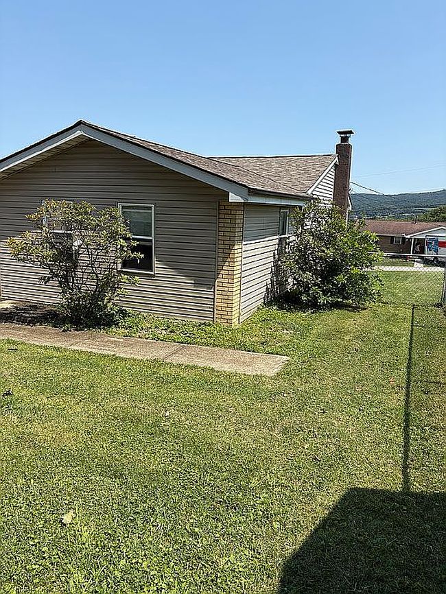 Photo of 1213 W Fir Dr, Latrobe, PA