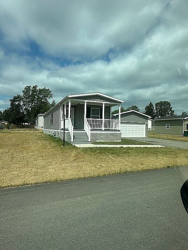 Photo of 4742 Glengarry Rd, Clarence, NY