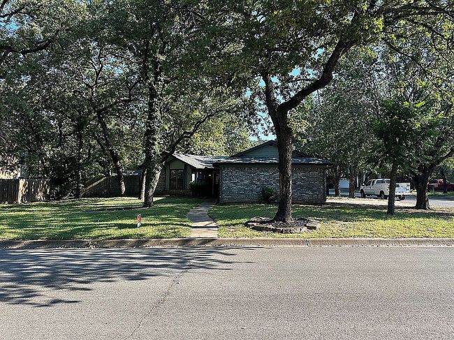 Photo of 400 Larchmont Way, Azle, TX