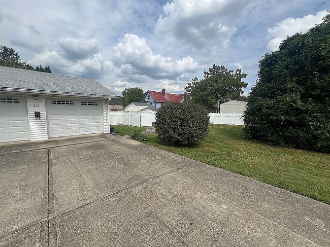 Image of 204 W 3rd St