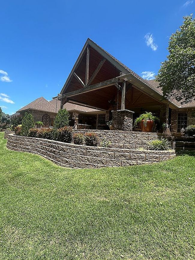 Photo of 2404 Sunup Dr, Clinton, OK