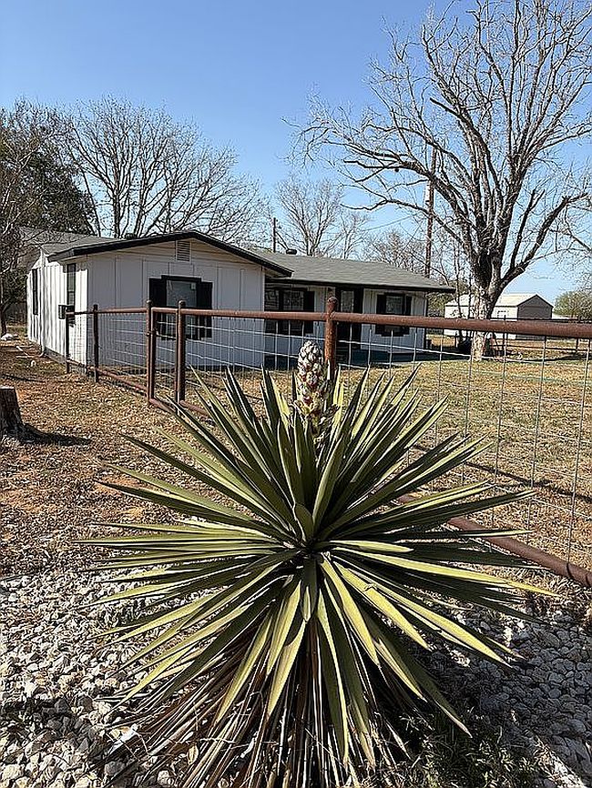 Photo of 2025 Standish St, Floresville, TX