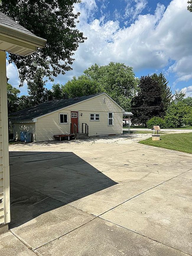 Photo of 6094 Grove Ave, Grand Blanc, MI