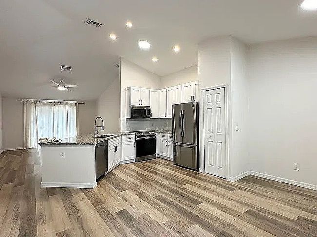 Preview of property located at 1737 N Lakewood Ave