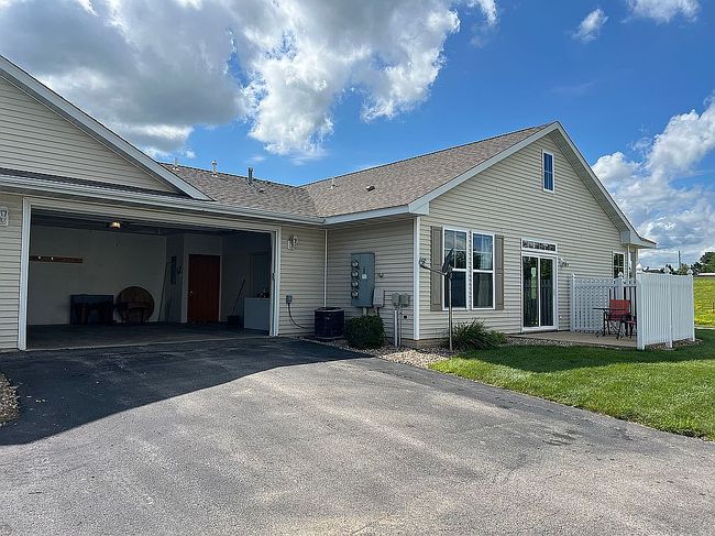 Photo of 1401 Tower Ln Ne, Cedar Rapids, IA