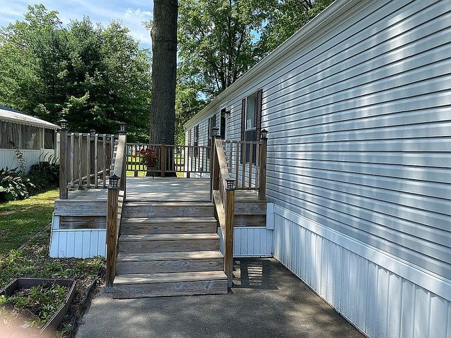 Photo of 91 Brook Dr, Brookfield, OH
