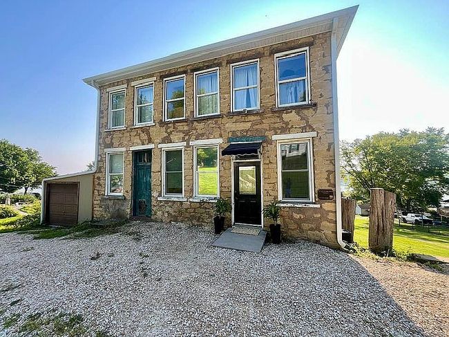 Photo of 817 N 2nd St, Le Claire, IA