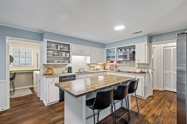 Additional photo 2 of property located at 2300 Azalea Dr